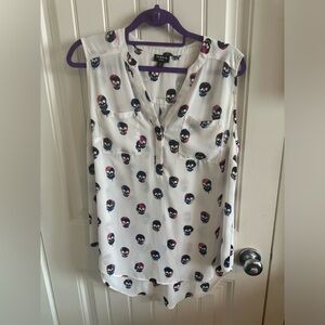 Torrid Harper Tank (size 00) white w/multi color skulls